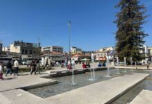 Τρίκαλα:-Παιδί-έπεσε-στο-συντριβάνι-της-πλατείας