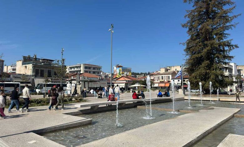 Τρίκαλα:-Παιδί-έπεσε-στο-συντριβάνι-της-πλατείας