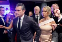 Το-«φόρεμα-temu»-της-συζύγου-του-Πιτ-Χέγκσεθ-στο-δείπνο-των-ανταποκριτών-διχάζει-τις-ΗΠΑ
