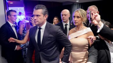 Το-«φόρεμα-temu»-της-συζύγου-του-Πιτ-Χέγκσεθ-στο-δείπνο-των-ανταποκριτών-διχάζει-τις-ΗΠΑ