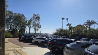 Βούλα:-Έπαιρναν-χρήματα-για-να-παρκάρουν-αυτοκίνητα-σε-δρόμους-και-πεζοδρόμια-–-4-συλλήψεις-από-την-ΕΛΑΣ