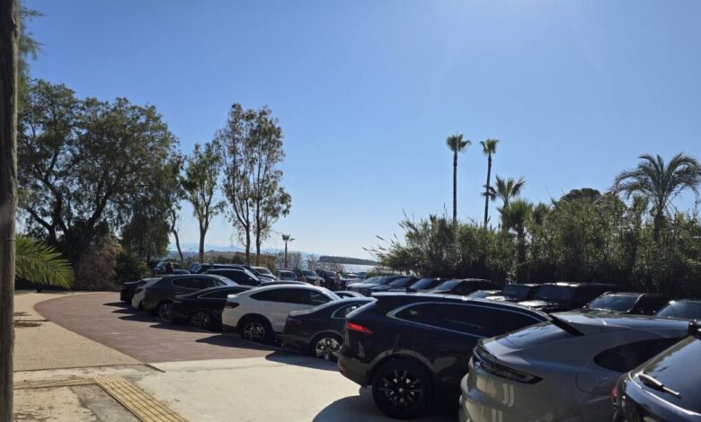 Βούλα:-Έπαιρναν-χρήματα-για-να-παρκάρουν-αυτοκίνητα-σε-δρόμους-και-πεζοδρόμια-–-4-συλλήψεις-από-την-ΕΛΑΣ