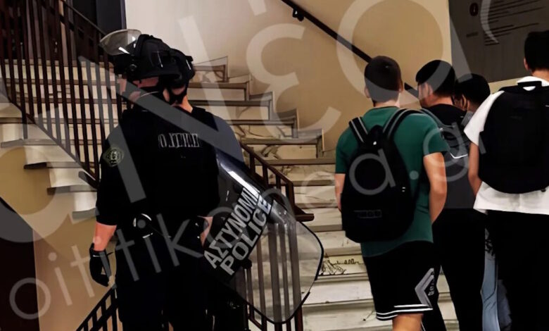 Βανδαλισμοί-στο-Οικονομικό-Πανεπιστήμιο-Αθηνών-εν-ώρα-μαθημάτων-–-«Πετούσαν-μηχανήματα-από-τις-σκάλες»