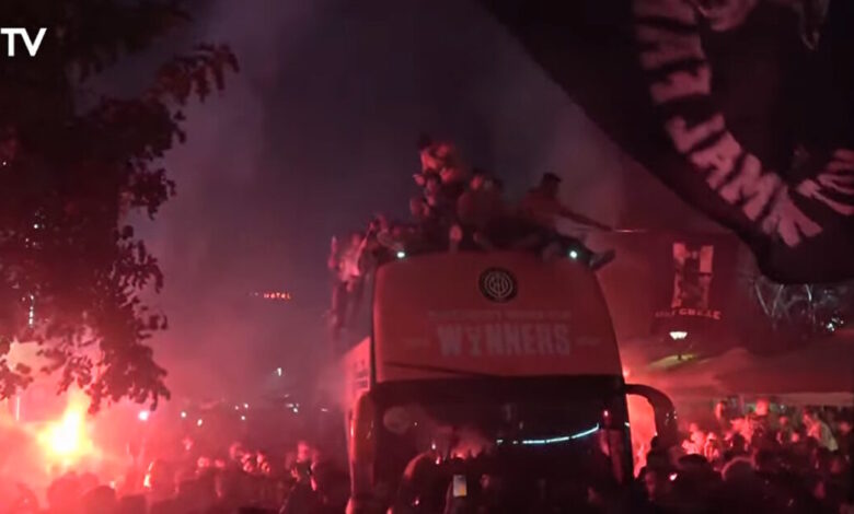 ΟΦΗ:-Το-Ηράκλειο-«κάηκε»-και-αποθέωσε-Κόντη-και-ποδοσφαιριστές-για-την-κατάκτηση-του-Κυπέλλου-Ελλάδας-betsson