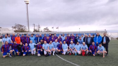 Βουλευτές-στο-γήπεδο-της-Σαντορίνης-για-καλό-σκοπό-–-Από-τα-έδρανα-στη-σέντρα