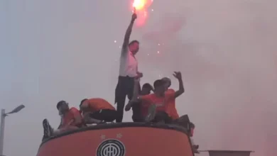 ΟΦΗ:-Ο-Χρήστος-Κόντης-άναψε-καπνογόνο-και-σηκώθηκε-όρθιος-στο-ανοικτό-πούλμαν-των-Κρητικών,-ζήτησε-γεμάτο-γήπεδο-με-Άρη