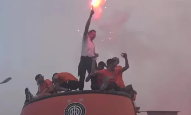 ΟΦΗ:-Ο-Χρήστος-Κόντης-άναψε-καπνογόνο-και-σηκώθηκε-όρθιος-στο-ανοικτό-πούλμαν-των-Κρητικών,-ζήτησε-γεμάτο-γήπεδο-με-Άρη