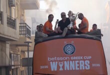 Ο-Μπούσης-φώναξε-συνθήματα-του-ΟΦΗ-στην-παρέλαση-της-ομάδας-στο-Ηράκλειο:-«Το-Κύπελλο-το-πήραμε-στο-Πανθεσσαλικό»