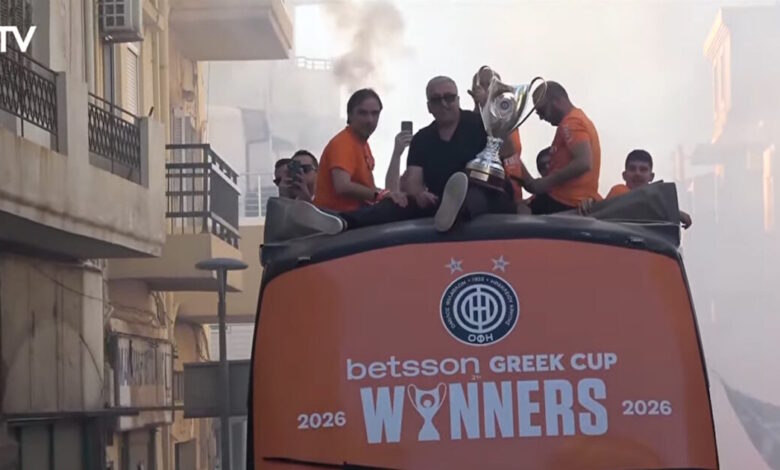 Ο-Μπούσης-φώναξε-συνθήματα-του-ΟΦΗ-στην-παρέλαση-της-ομάδας-στο-Ηράκλειο:-«Το-Κύπελλο-το-πήραμε-στο-Πανθεσσαλικό»