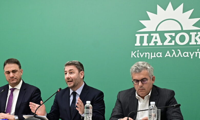 Το-ΠΑΣΟΚ-ψάχνει-«ικανό-γεγονός»-για-πρόταση-δυσπιστίας-–-Πολιτικό-πρόσωπο-στις-έξι-νέες-μηνύσεις-για-τις-υποκλοπές