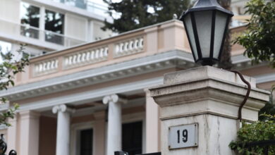 Σφοδρή-επίθεση-Μαξίμου-στο-ΠΑΣΟΚ-μετά-την-πρόταση-για-σύσταση-Εξεταστικής-Επιτροπής-–-Ανησυχία-στη-ΝΔ-για-τις-δημοσκοπήσεις