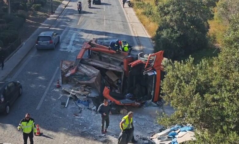 Λεωφόρος-Βουλιαγμένης:-Ντελαπάρισε-φορτηγό,-απεγκλωβίστηκε-ο-οδηγός-–-Ουρές-χιλιομέτρων-στο-ρεύμα-προς-Γλυφάδα