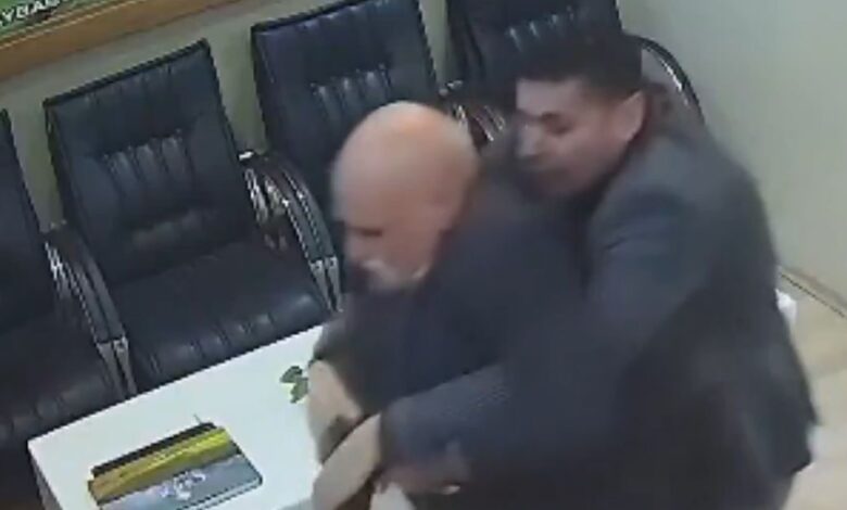 Τουρκία:-Ηλικιωμένος-μπήκε-σε-κυβερνητικό-κτίριο-και-επιτέθηκε-με-μπαλτά-σε-υπάλληλο