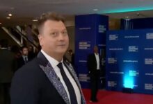 Παρουσιαστής-του-fox-news-ειρωνεύεται-την-ασφάλεια-στο-δείπνο-των-ανταποκριτών:-«Δύο-τυχαίες-γκόμενες-φυλάνε-την-πόρτα»