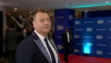 Παρουσιαστής-του-fox-news-ειρωνεύεται-την-ασφάλεια-στο-δείπνο-των-ανταποκριτών:-«Δύο-τυχαίες-γκόμενες-φυλάνε-την-πόρτα»