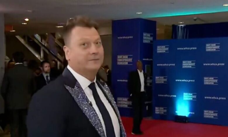 Παρουσιαστής-του-fox-news-ειρωνεύεται-την-ασφάλεια-στο-δείπνο-των-ανταποκριτών:-«Δύο-τυχαίες-γκόμενες-φυλάνε-την-πόρτα»