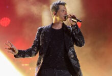 Η-στιγμή-που-ο-Σάκης-Ρουβάς-ερμηνεύει-το-«Κάτω-απ’-το-πουκάμισό-μου»-του-Στέλιου-Καζαντζίδη