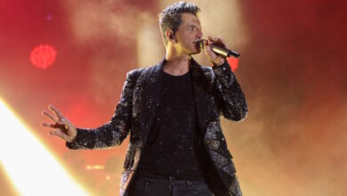 Η-στιγμή-που-ο-Σάκης-Ρουβάς-ερμηνεύει-το-«Κάτω-απ’-το-πουκάμισό-μου»-του-Στέλιου-Καζαντζίδη