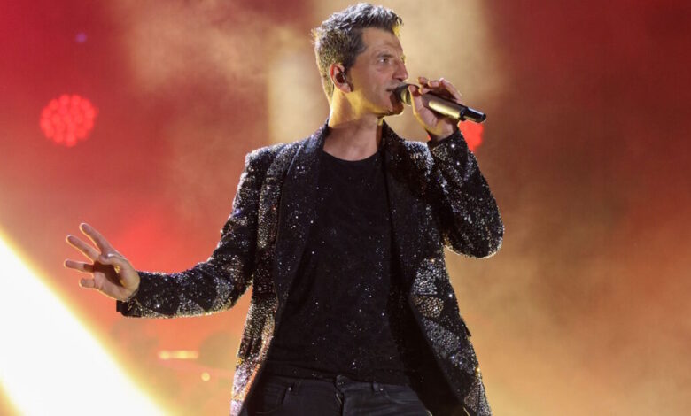 Η-στιγμή-που-ο-Σάκης-Ρουβάς-ερμηνεύει-το-«Κάτω-απ’-το-πουκάμισό-μου»-του-Στέλιου-Καζαντζίδη