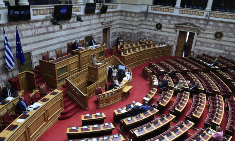 Σκληρή-σύγκρουση-στη-Βουλή-για-υποκλοπές-και-Δικαιοσύνη:-«Φύγετε,-η-χώρα-δεν-αντέχει-άλλο»-–-«Δεν-θα-στήσουμε-ΠΑΣΟΚοδικεία-ή-ΣΥΡΙΖΟδικεία»