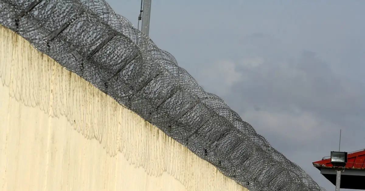 Γυναίκα-προσπάθησε-να-βάλει-μέσα-στις-φυλακές-Τρικάλων-χασίς-που-έκρυβε-στις-παντόφλες