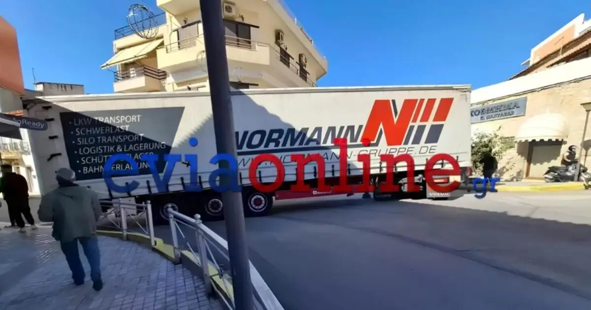 Εύβοια:-Νταλίκα-σφήνωσε-και-έκοψαν-κάγκελο-για-να-περάσει