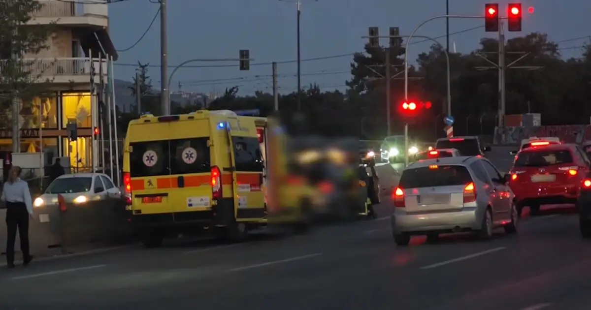 Τροχαίο-στην-Ποσειδώνος-στο-ρεύμα-προς-Γλυφάδα:-Έντονη-κίνηση-στο-σημείο,-κλειστή-η-αριστερή-λωρίδα