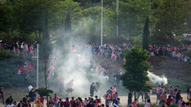 Ατλέτικο-Μαδρίτης-–-Άρσεναλ:-Οπαδοί-πέταξαν-πέτρες-σε-αστυνομικούς,-υπήρξε-αντίδραση-με-σπρέι-πιπεριού