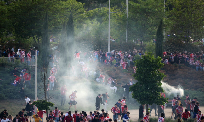 Ατλέτικο-Μαδρίτης-–-Άρσεναλ:-Οπαδοί-πέταξαν-πέτρες-σε-αστυνομικούς,-υπήρξε-αντίδραση-με-σπρέι-πιπεριού