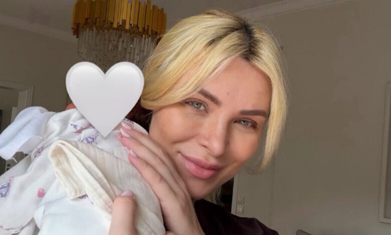 Κατερίνα-Καινούργιου:-Έξαλλη-με-τις-φωτογραφίες-ai-της-κόρης-της-που-έχουν-κυκλοφορήσει-–-«Αυτό-δεν-είναι-δικό-μου-παιδί»