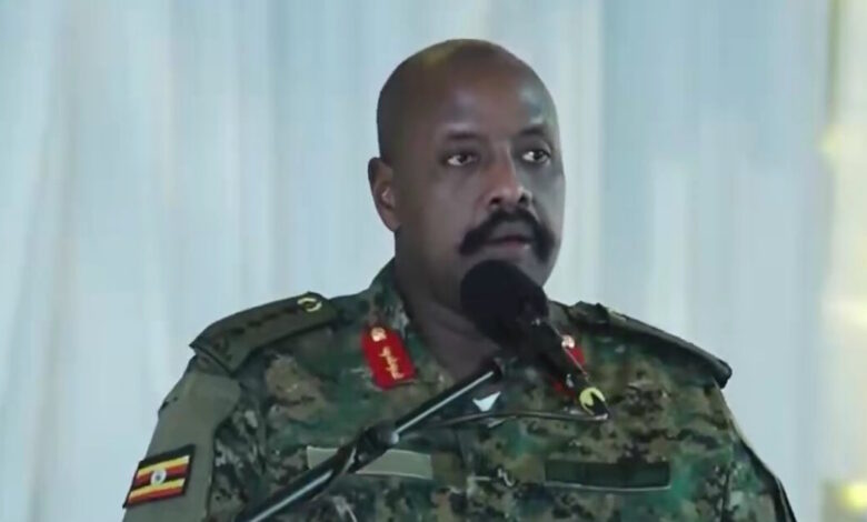 Ο-αρχηγός-του-στρατού-της-Ουγκάντας-δηλώνει-ότι-είναι-κατά-14%-Έλληνας-και-έχει-συγγένεια-με-τον-Μέγα-Αλέξανδρο