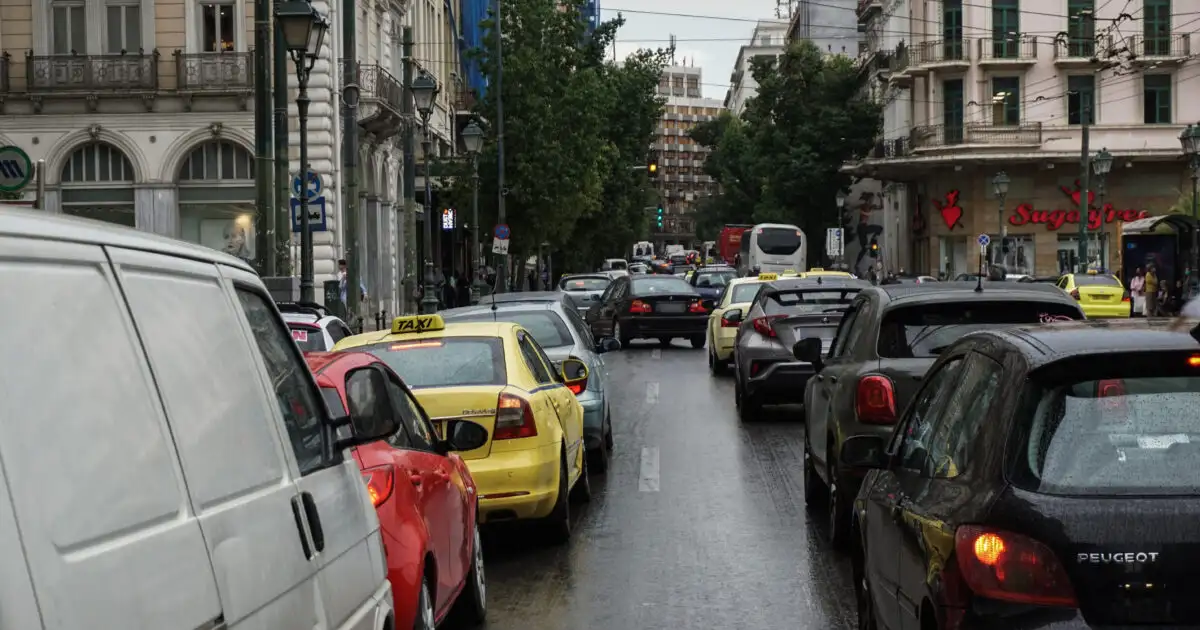Κίνηση-στους-δρόμους:-Τροχαία-στην-κάθοδο-στον-Άγιο-Στέφανο-–-Στο-«κόκκινο»-ο-Κηφισός,-καθυστερήσεις-σε-Αττική-Οδό