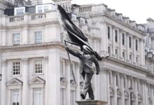 Άγαλμα-με-την-υπογραφή-του-banksy-εμφανίστηκε…-από-το-πουθενά-στο-Λονδίνο