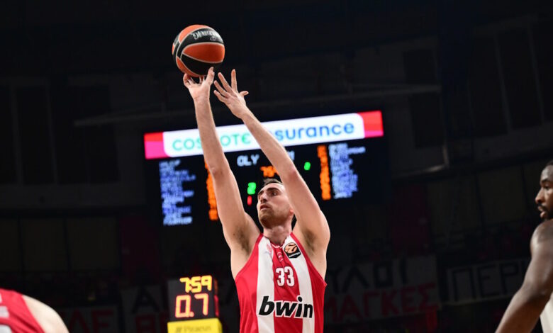 Ο-Νίκολα-Μιλουτίνοφ-του-Ολυμπιακού-mvp-των-game-1-των-πλέι-οφ-της-euroleague