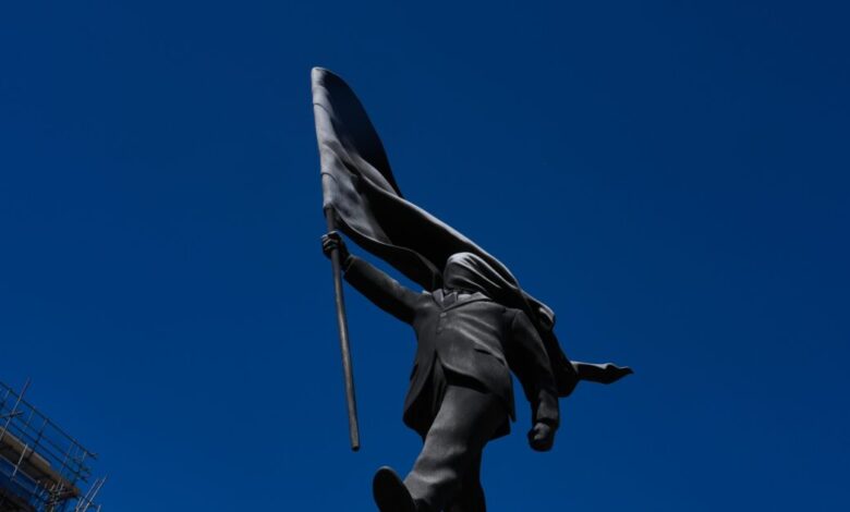 bansky:-Άγαλμα-με-την-υπογραφή-του-εμφανίστηκε-στο-κεντρικό-Λονδίνο