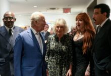 Κάρολος-και-Καμίλα-στη-Νέα-Υόρκη:-Τίμησαν-τα-θύματα-της-11ης-Σεπτεμβρίου-και-συναντήθηκαν-με-λαμπερά-πρόσωπα-όπως-η-Σάρα-Τζέσικα-Πάρκερ-και-η-Άννα-Γουίντουρ