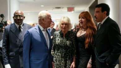 Κάρολος-και-Καμίλα-στη-Νέα-Υόρκη:-Τίμησαν-τα-θύματα-της-11ης-Σεπτεμβρίου-και-συναντήθηκαν-με-λαμπερά-πρόσωπα-όπως-η-Σάρα-Τζέσικα-Πάρκερ-και-η-Άννα-Γουίντουρ