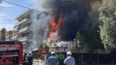 Φωτιά-σε-κτίριο-στο-Ίλιον-–-Επιχειρούν-22-πυροσβέστες