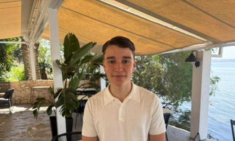 Θεσσαλονίκη:-18χρονος-μαθητής-έσωσε-με-λαβή-χάιμλιχ-γυναίκα-που-πνιγόταν-σε-εστιατόριο-–-«Έβαλα-τα-χέρια-μου-και-πίεσα-το-στέρνο»