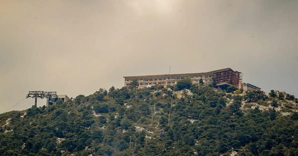 Υπό-έλεγχο-η-φωτιά-στην-Πάρνηθα-–-Πιθανόν-να-ξεκίνησε-από-καλώδια-του-ΔΕΔΔΗΕ