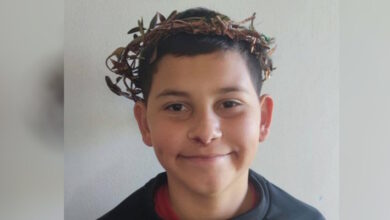 Θρήνος-στην-Ηλεία-για-τον-θάνατο-του-13χρονου:-Συμμαθητές-του-Κωνσταντίνου-αφήνουν-λουλούδια-στο-σημείο-του-δυστυχήματος