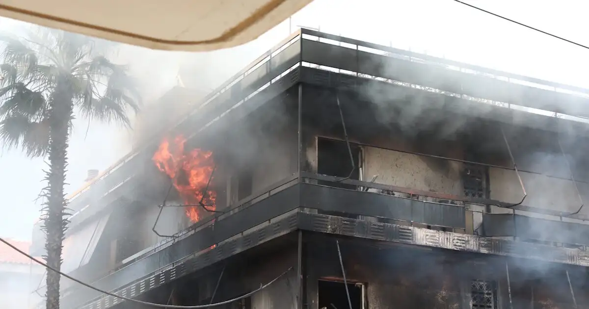 Φωτιά-στο-Ίλιον:-«Ακούστηκαν-εκρήξεις,-άρπαξαν-οι-τέντες-και-οι-φλόγες-έγιναν-ανεξέλεγκτες»