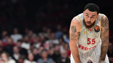 Ολυμπιακός-–-Μονακό:-Αποβολή-και-χειρονομία-από-τον-Μάικ-Τζέιμς-μετά-από-δύο-τεχνικές-ποινές-στο-ΣΕΦ