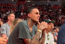 Ο-Κάιλ-Κούζμα-των-Μπακς-στις-εξέδρες-του-ΣΕΦ-για-το-Ολυμπιακός-–-Μονακό