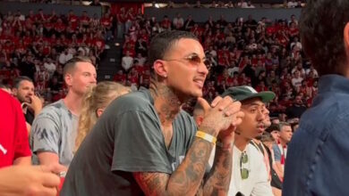 Ο-Κάιλ-Κούζμα-των-Μπακς-στις-εξέδρες-του-ΣΕΦ-για-το-Ολυμπιακός-–-Μονακό