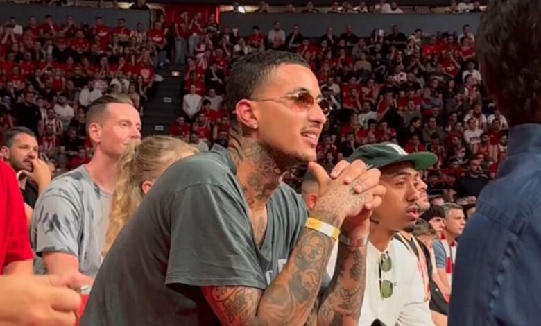 Ο-Κάιλ-Κούζμα-των-Μπακς-στις-εξέδρες-του-ΣΕΦ-για-το-Ολυμπιακός-–-Μονακό