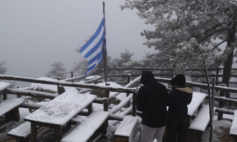 Καιρός:-Χιόνια-στον-Όλυμπο-την-Πρωτομαγιά-–-Βροχές,-υψηλά-μποφόρ-και-χαμηλές-θερμοκρασίες-σε-όλη-τη-χώρα