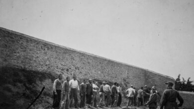 Η-εκτέλεση-των-200-στην-Καισαριανή-την-Πρωτομαγιά-του-1944-και-οι-φωτογραφίες-που-αποτύπωσαν-την-τραγωδία