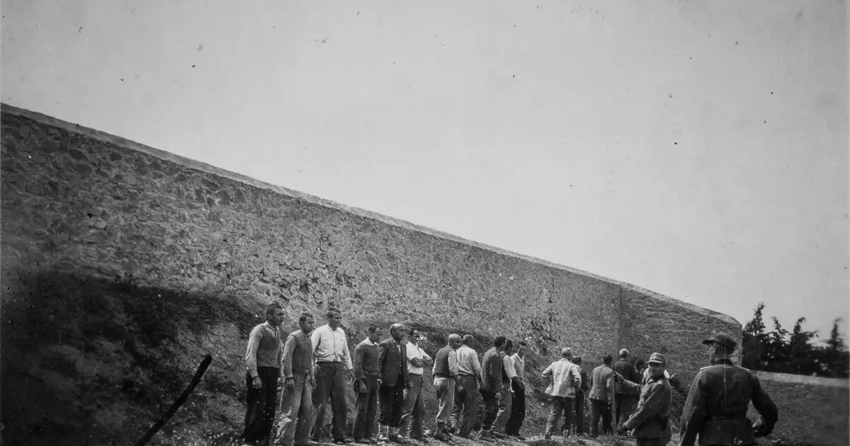 Η-εκτέλεση-των-200-στην-Καισαριανή-την-Πρωτομαγιά-του-1944-και-οι-φωτογραφίες-που-αποτύπωσαν-την-τραγωδία