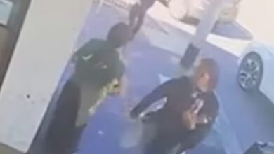 Μελβούρνη:-Γυναίκα-πέταξε-πιάτο-με-φαγητό-στο-πρόσωπο-σερβιτόρας-και-την-τραυμάτισε-–-Δείτε-βίντεο